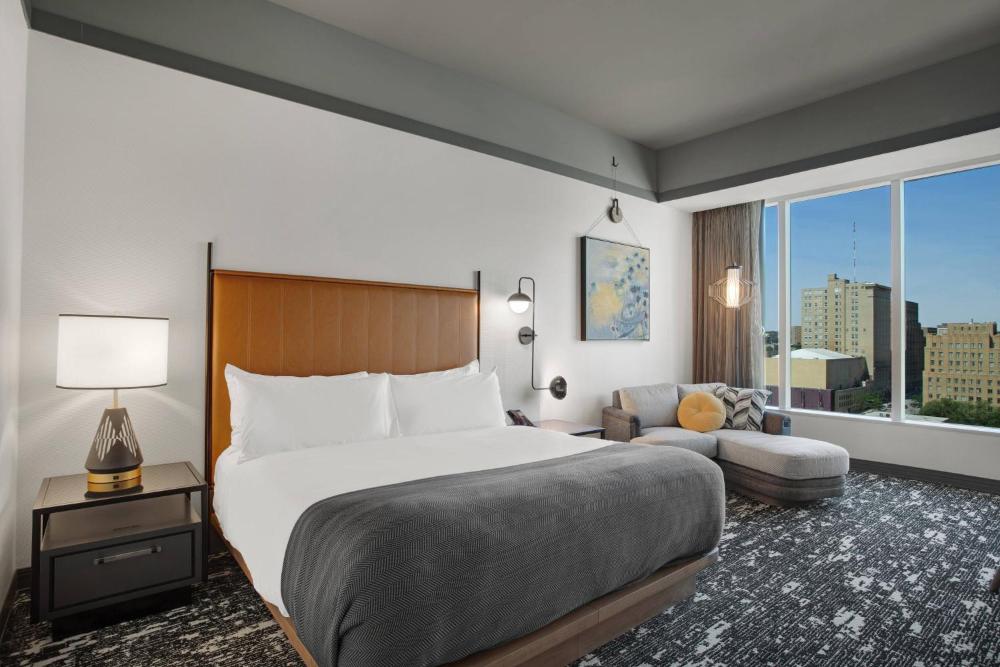 Standard Guest room with 1 King, City view interior